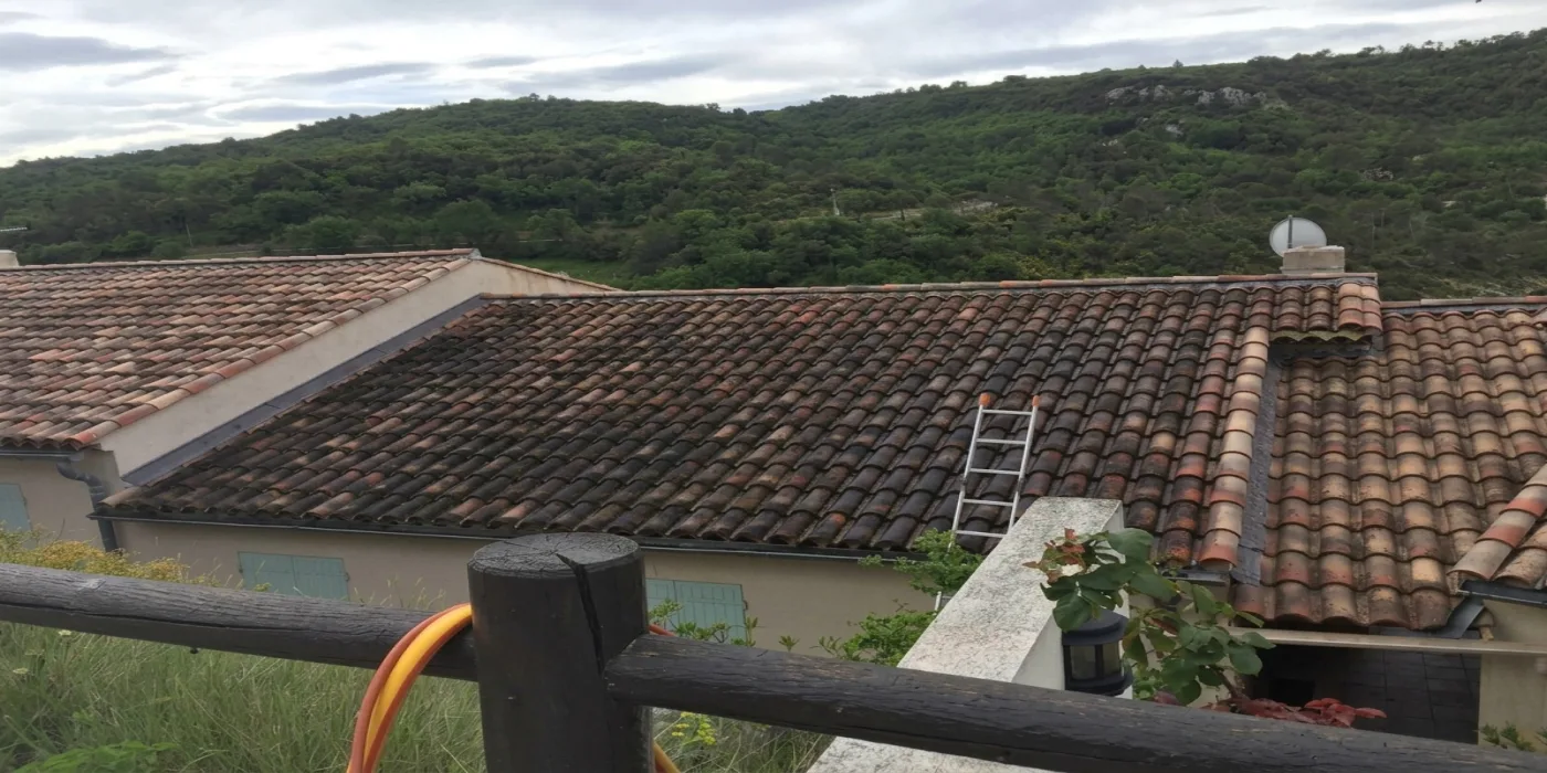 Nettoyage d'une toiture en tuiles canal — avant intervention