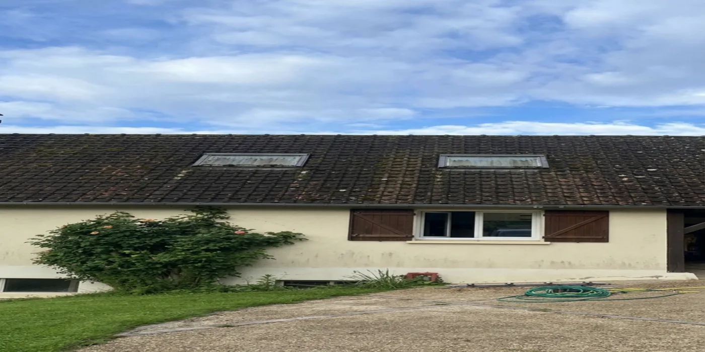 Nettoyage d'une toiture en tuiles terre cuite — avant intervention